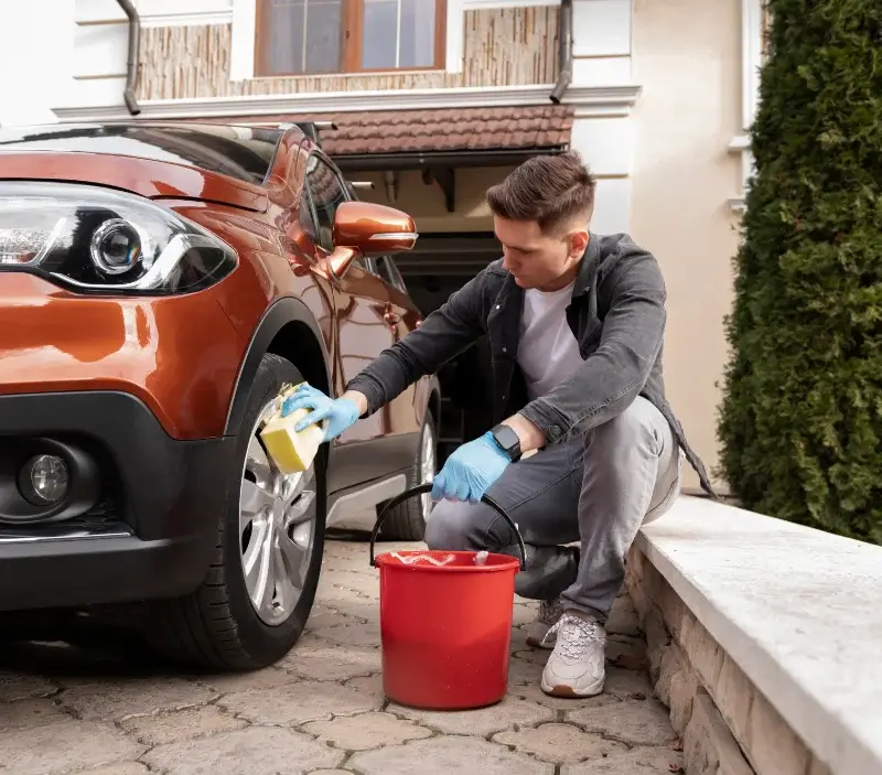 Lavage auto à domicile Mehun-sur-Yèvre : professionnel intervenant sur un véhicule